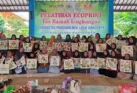Peserta Pelatihan Ecoprint Tas Ramah Lingkungan yang digelar Pimpinan Daerah ‘Aisyiyah Kabupaten Kendal berfoto bersama sambil menunjukkan hasil karya motif daun dan bunga usai kegiatan di Aula SMK Muhammadiyah 3 Weleri, Kamis. (Istimewa/Wawasannews)