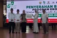 Penyerahan bantuan Program Ekonomi Produktif dari Baznas Kabupaten Kendal kepada pelaku UMKM di Tenda UMKM Alun-Alun Kendal, dalam rangka mendukung penguatan ekonomi masyarakat, Kamis (22/1/2026). (Istimewa/Wawasannews)