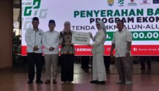 Penyerahan bantuan Program Ekonomi Produktif dari Baznas Kabupaten Kendal kepada pelaku UMKM di Tenda UMKM Alun-Alun Kendal, dalam rangka mendukung penguatan ekonomi masyarakat, Kamis (22/1/2026). (Istimewa/Wawasannews)