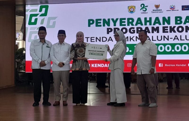Penyerahan bantuan Program Ekonomi Produktif dari Baznas Kabupaten Kendal kepada pelaku UMKM di Tenda UMKM Alun-Alun Kendal, dalam rangka mendukung penguatan ekonomi masyarakat, Kamis (22/1/2026). (Istimewa/Wawasannews)