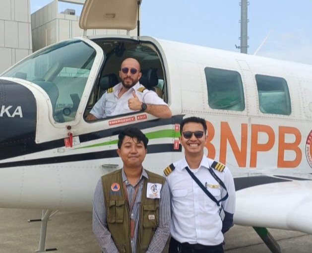 Pilot dan kru pesawat BNPB berfoto bersama sebelum pelaksanaan Operasi Modifikasi Cuaca (OMC) di wilayah Jawa Tengah, sebagai upaya mitigasi bencana hidrometeorologi dan pengendalian curah hujan ekstrem. (Istimewa/Wawasannews)