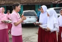 Ketua Kemala Bhayangkari Cabang Kendal menyerahkan secara simbolis Menu Makan Bergizi Gratis (MBG) kepada siswa SDN 01 Tambakrejo, Kecamatan Patebon, Kabupaten Kendal, Selasa (27/1/2026). (Istimewa/Wawasannews)