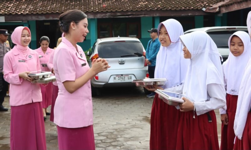 Ketua Kemala Bhayangkari Cabang Kendal menyerahkan secara simbolis Menu Makan Bergizi Gratis (MBG) kepada siswa SDN 01 Tambakrejo, Kecamatan Patebon, Kabupaten Kendal, Selasa (27/1/2026). (Istimewa/Wawasannews)