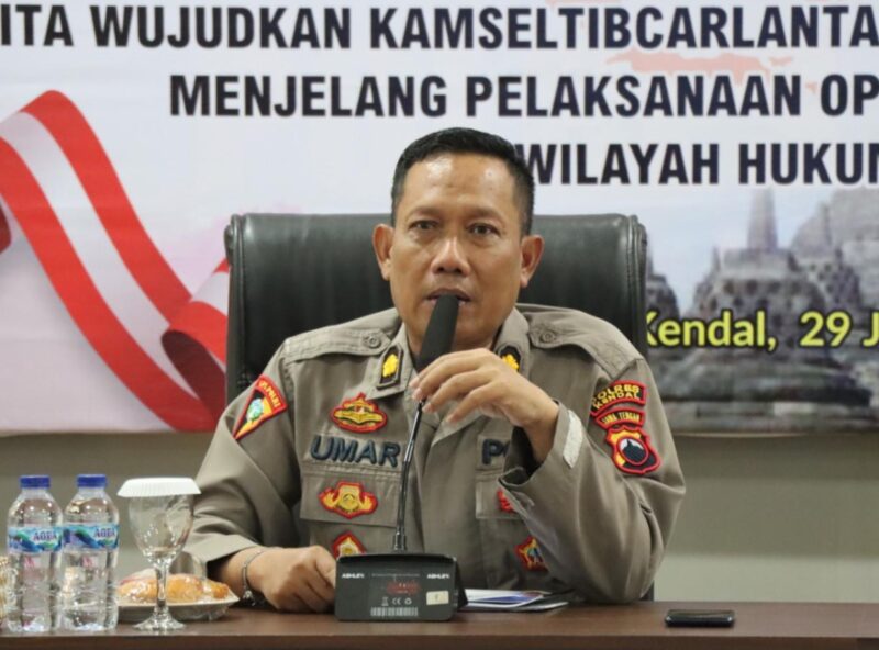 Kabag Ops Polres Kendal, Kompol Abdullah Umar, S.H., M.M., memberikan arahan kepada personel saat Latihan Pra Operasi Keselamatan Candi 2026 di Aula Tri Brata Polres Kendal, Kamis (29/1/2026). (Istimewa/Wawasannews)