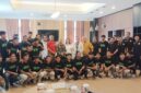 Bupati Kendal Dyah Kartika Permanasari bersama jajaran Pemkab, manajemen, dan pemain Persik Kendal berfoto bersama usai acara ramah tamah di Rumah Dinas Bupati, Jumat (30/1/2026). (Istimewa/Wawasannews)