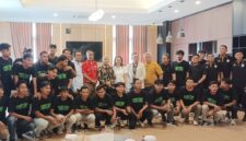 Bupati Kendal Dyah Kartika Permanasari bersama jajaran Pemkab, manajemen, dan pemain Persik Kendal berfoto bersama usai acara ramah tamah di Rumah Dinas Bupati, Jumat (30/1/2026). (Istimewa/Wawasannews)