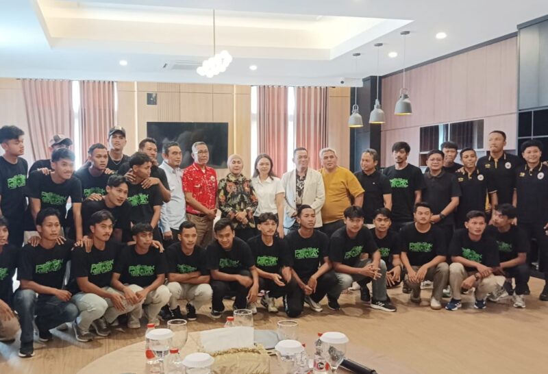 Bupati Kendal Dyah Kartika Permanasari bersama jajaran Pemkab, manajemen, dan pemain Persik Kendal berfoto bersama usai acara ramah tamah di Rumah Dinas Bupati, Jumat (30/1/2026). (Istimewa/Wawasannews)