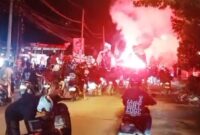 Ribuan suporter Persik Kendal memadati Exit Tol Kaliwungu, Rabu (28/1/2026) malam. (Istimewa/Wawasannews)