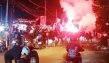 Ribuan suporter Persik Kendal memadati Exit Tol Kaliwungu, Rabu (28/1/2026) malam. (Istimewa/Wawasannews)