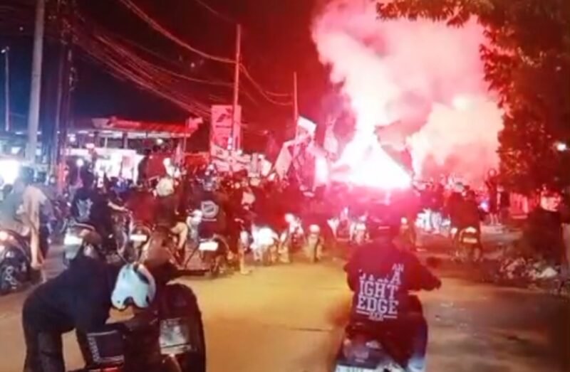 Ribuan suporter Persik Kendal memadati Exit Tol Kaliwungu, Rabu (28/1/2026) malam. (Istimewa/Wawasannews)