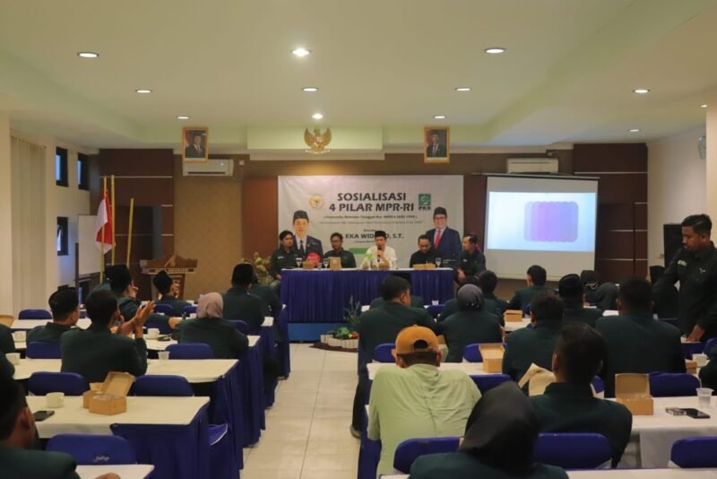 Anggota MPR RI Eka Widodo menyampaikan materi sosialisasi Empat Pilar Kebangsaan kepada peserta di Kabupaten Tegal. Foto: WawasanNews.com.