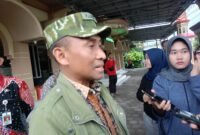Pj Sekda Kendal Agus Dwi Lestari memberikan keterangan terkait penanganan tanggul Kali Bodri saat mendampingi Bupati Kendal meninjau Pos Pemeriksaan Kesehatan Gratis di Perum RSS Kendal, Jumat (23/1/2026).  Foto : Istimewa/Wawwasannews
