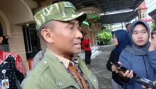 Pj Sekda Kendal Agus Dwi Lestari memberikan keterangan terkait penanganan tanggul Kali Bodri saat mendampingi Bupati Kendal meninjau Pos Pemeriksaan Kesehatan Gratis di Perum RSS Kendal, Jumat (23/1/2026).  Foto : Istimewa/Wawwasannews