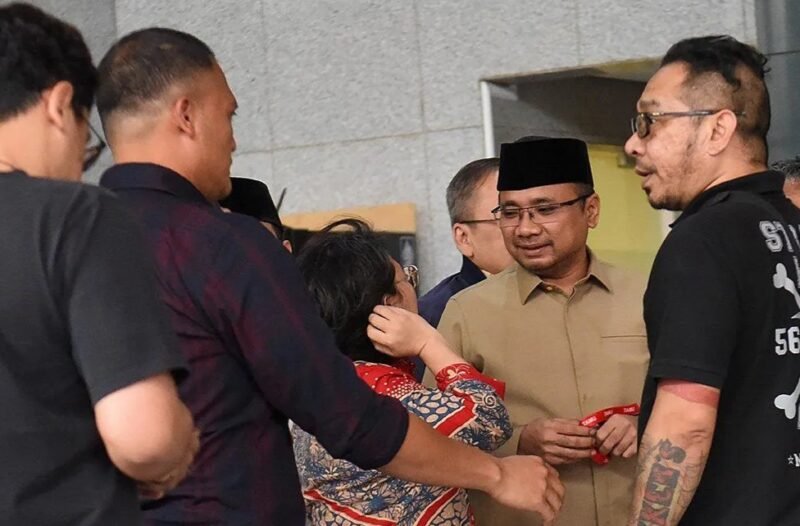 Mantan Menteri Agama Yaqut Cholil Qoumas (kedua kanan) berjalan keluar ruangan usai memenuhi panggilan KPK di Gedung Merah Putih KPK, Kamis (7/8/2025) - (Istimewa/Wawasannews)