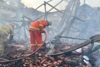 Petugas Dinas Pemadam Kebakaran dan Penyelamatan (Disdamkarmat) Kota Bekasi saat melakukan pemadaman kebakaran di kawasan permukiman warga. (Istimewa/Wawasannews)