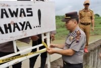 Personel Polsek Patebon bersama Pemerintah Desa Lanji memasang garis pengaman dan papan peringatan di tanggul Kali Bodri yang tergerus, di Dukuh Pilang, Kecamatan Patebon, Kendal, Senin (26/1/2026). Foto : Istimewa/Wawasannews