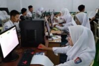 Sejumlah siswa SMA/SMK mengikuti proses pembuatan akun SNPMB secara daring di laboratorium komputer sekolah sebagai persiapan mengikuti SNBP 2026. (Istimewa/Wawasannews)
