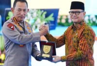 Kapolri Jenderal Listyo Sigit Prabowo (kiri) menerima cinderamata saat peresmian Direktorat Perlindungan Perempuan dan Anak serta Pemberantasan Perdagangan Orang (PPA-PPO) di Gedung Bareskrim Polri, Jakarta Selatan, Rabu (21/1/2026). (Istimewa/Wawasannews)