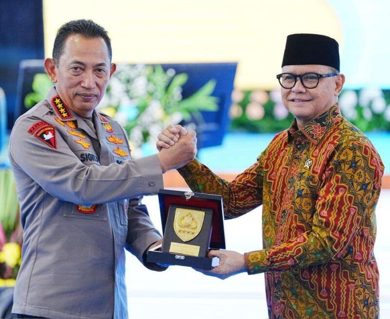 Kapolri Jenderal Listyo Sigit Prabowo (kiri) menerima cinderamata saat peresmian Direktorat Perlindungan Perempuan dan Anak serta Pemberantasan Perdagangan Orang (PPA-PPO) di Gedung Bareskrim Polri, Jakarta Selatan, Rabu (21/1/2026). (Istimewa/Wawasannews)