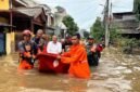 Petugas gabungan mengevakuasi warga terdampak banjir di Kabupaten Tangerang. (Istimewa/Wawasannews)