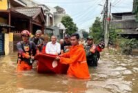 Petugas gabungan mengevakuasi warga terdampak banjir di Kabupaten Tangerang. (Istimewa/Wawasannews)