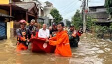 Petugas gabungan mengevakuasi warga terdampak banjir di Kabupaten Tangerang. (Istimewa/Wawasannews)