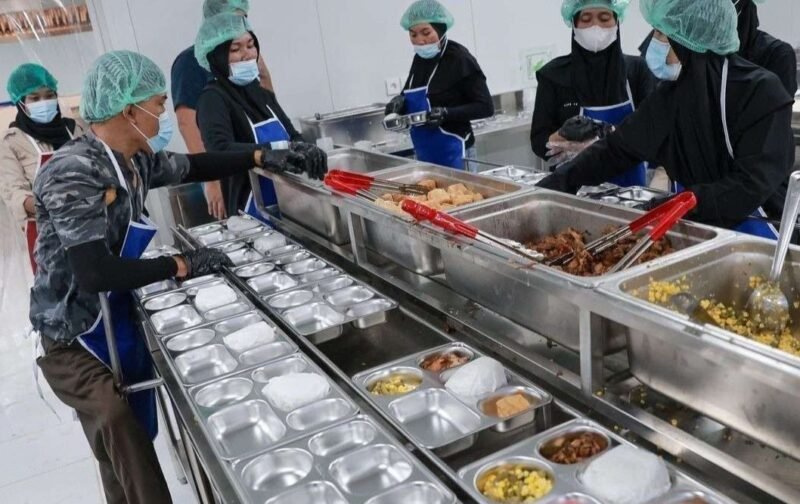 Petugas Satuan Pelayanan Pemenuhan Gizi (SPPG) menyiapkan paket makanan dalam Program Makan Bergizi (MBG) di dapur pelayanan. (Istimewa/Wawasannews)