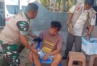 Petugas medis TNI memeriksa tekanan darah seorang warga terdampak banjir dalam layanan kesehatan keliling di wilayah Tapanuli. (Istimewa/Wawasannews)