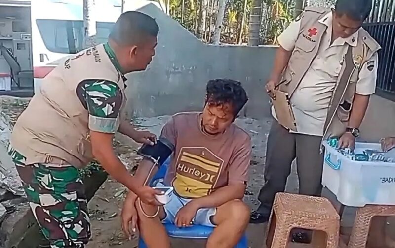 Petugas medis TNI memeriksa tekanan darah seorang warga terdampak banjir dalam layanan kesehatan keliling di wilayah Tapanuli. (Istimewa/Wawasannews)