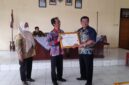 Penyerahan piagam penghargaan kepada desa dalam kegiatan sosialisasi dan penyampaian SPPT PBB-P2 Tahun 2026 oleh Anggota Komisi B DPRD Kendal, Suwardi bersama Bapenda di Aula Kecamatan Sukorejo, Kabupaten Kendal, Kamis (19/2/2026). Foto: Istimewa/Wawasannews