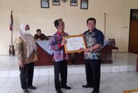 Penyerahan piagam penghargaan kepada desa dalam kegiatan sosialisasi dan penyampaian SPPT PBB-P2 Tahun 2026 oleh Anggota Komisi B DPRD Kendal, Suwardi bersama Bapenda di Aula Kecamatan Sukorejo, Kabupaten Kendal, Kamis (19/2/2026). Foto: Istimewa/Wawasannews