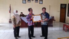 Penyerahan piagam penghargaan kepada desa dalam kegiatan sosialisasi dan penyampaian SPPT PBB-P2 Tahun 2026 oleh Anggota Komisi B DPRD Kendal, Suwardi bersama Bapenda di Aula Kecamatan Sukorejo, Kabupaten Kendal, Kamis (19/2/2026). Foto: Istimewa/Wawasannews