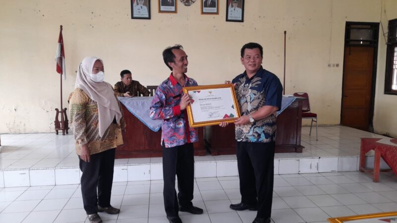 Penyerahan piagam penghargaan kepada desa dalam kegiatan sosialisasi dan penyampaian SPPT PBB-P2 Tahun 2026 oleh Anggota Komisi B DPRD Kendal, Suwardi bersama Bapenda di Aula Kecamatan Sukorejo, Kabupaten Kendal, Kamis (19/2/2026). Foto: Istimewa/Wawasannews