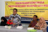 Ketua DPRD Kendal Mahfud Sodiq saat menyampaikan materi dalam Sosialisasi Perluasan Kesempatan Kerja Pemberdayaan Masyarakat di Aula Balai Desa Gedong, Kecamatan Patean, Rabu (12/2/2026). Foto: Wawasannews