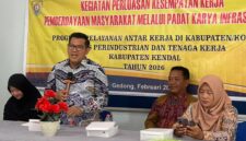 Ketua DPRD Kendal Mahfud Sodiq saat menyampaikan materi dalam Sosialisasi Perluasan Kesempatan Kerja Pemberdayaan Masyarakat di Aula Balai Desa Gedong, Kecamatan Patean, Rabu (12/2/2026). Foto: Wawasannews