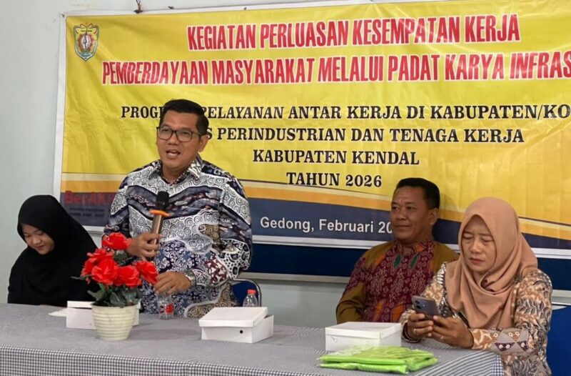 Ketua DPRD Kendal Mahfud Sodiq saat menyampaikan materi dalam Sosialisasi Perluasan Kesempatan Kerja Pemberdayaan Masyarakat di Aula Balai Desa Gedong, Kecamatan Patean, Rabu (12/2/2026). Foto: Wawasannews
