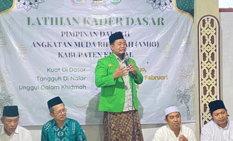 Ketua Pimpinan Pusat AMRI, Abdul Kholiq, S.Pd.I, saat memberikan sambutan dan motivasi kepada peserta Latihan Kader Dasar (LKD) AMRI Kabupaten Kendal di Pondok Pesantren Raudlatul Muttaqin, Kecamatan Gemuh, Kendal, Sabtu (31/1/2026). (Wawasannews)