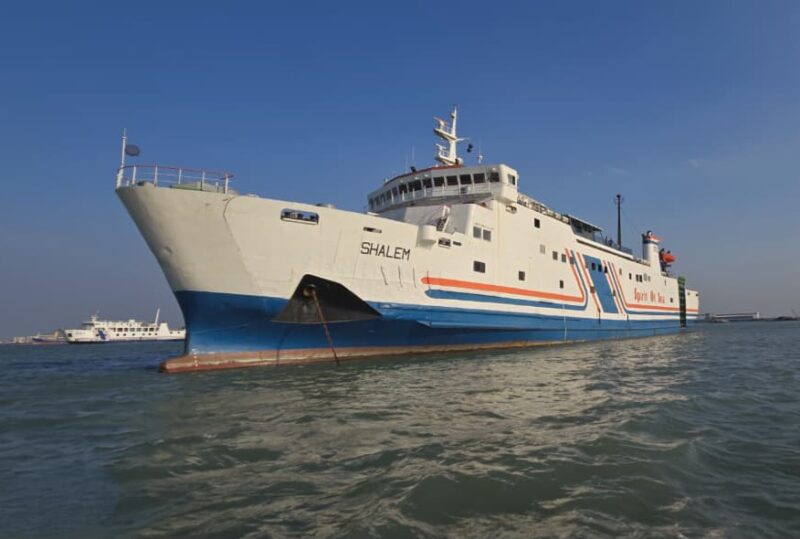 Kapal penyeberangan KMP Shalem yang akan melayani rute Kendal–Kumai, Kalimantan Tengah, terlihat bersandar di perairan sebelum resmi beroperasi. (Istimewa/Wawasannews)