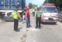 Petugas Satlantas Polres Kendal bersama pihak terkait melakukan olah tempat kejadian perkara (TKP) kecelakaan maut di jalur kontraflow Pantura Cepiring, Kendal, Selasa (3/2/2026). (Istimewa/Wawasannews)