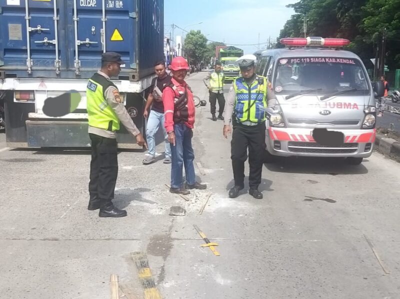 Petugas Satlantas Polres Kendal bersama pihak terkait melakukan olah tempat kejadian perkara (TKP) kecelakaan maut di jalur kontraflow Pantura Cepiring, Kendal, Selasa (3/2/2026). (Istimewa/Wawasannews)