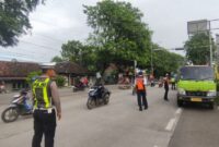 Petugas Satlantas Polres Kendal bersama Dinas Perhubungan melakukan razia dan pengaturan lalu lintas di jalur Pantura Ketapang, Kendal, Selasa (3/2/2026), guna menertibkan truk angkutan barang yang melanggar aturan jam operasional pagi hari. (Istimewa/Wawasannews)