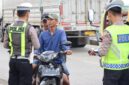 Petugas Satlantas Polres Kendal melakukan pemeriksaan terhadap pengendara sepeda motor saat Operasi Keselamatan Candi 2026 di jalur Pantura wilayah Kaliwungu, Kamis (5/2/2026). (Istimewa/Wawasannews)