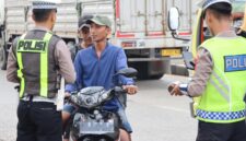 Petugas Satlantas Polres Kendal melakukan pemeriksaan terhadap pengendara sepeda motor saat Operasi Keselamatan Candi 2026 di jalur Pantura wilayah Kaliwungu, Kamis (5/2/2026). (Istimewa/Wawasannews)