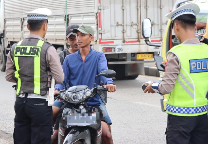 Petugas Satlantas Polres Kendal melakukan pemeriksaan terhadap pengendara sepeda motor saat Operasi Keselamatan Candi 2026 di jalur Pantura wilayah Kaliwungu, Kamis (5/2/2026). (Istimewa/Wawasannews)