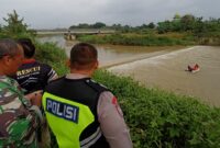 Petugas gabungan dari Polri, TNI, BPBD, dan relawan melakukan pemantauan serta pencarian korban hanyut di Sungai Bodri, Kabupaten Kendal, Sabtu (7/2/2026), menggunakan perahu karet di tengah derasnya arus sungai. (Istimewa/Wawasannews)