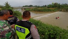 Petugas gabungan dari Polri, TNI, BPBD, dan relawan melakukan pemantauan serta pencarian korban hanyut di Sungai Bodri, Kabupaten Kendal, Sabtu (7/2/2026), menggunakan perahu karet di tengah derasnya arus sungai. (Istimewa/Wawasannews)