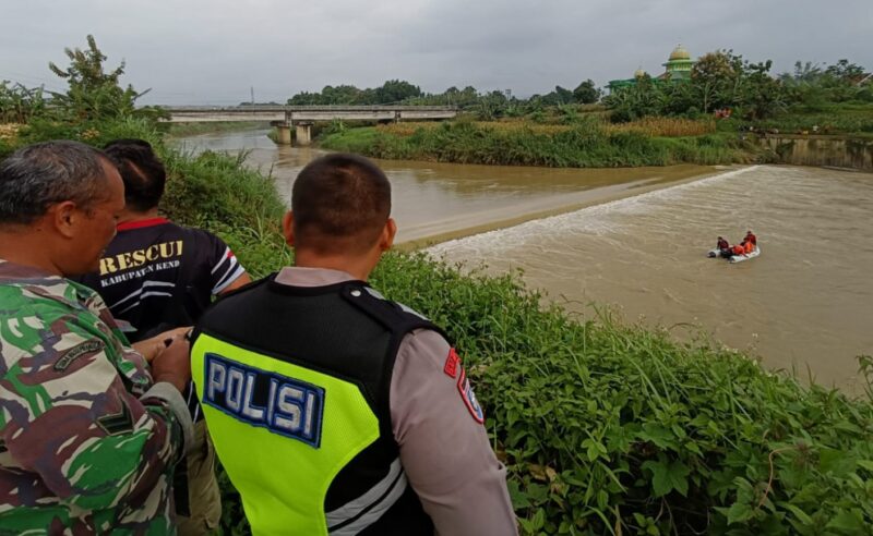 Petugas gabungan dari Polri, TNI, BPBD, dan relawan melakukan pemantauan serta pencarian korban hanyut di Sungai Bodri, Kabupaten Kendal, Sabtu (7/2/2026), menggunakan perahu karet di tengah derasnya arus sungai. (Istimewa/Wawasannews)