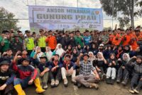 Ratusan kader GP Ansor, Banser, relawan, dan unsur terkait berfoto bersama usai kegiatan Gerakan Ansor Menanam di Lereng Gunung Prau, Desa Purwosari, Kecamatan Sukorejo, Kabupaten Kendal, Minggu (8/2/2026). (Istimewa/Wawasannews)