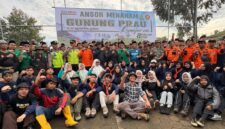 Ratusan kader GP Ansor, Banser, relawan, dan unsur terkait berfoto bersama usai kegiatan Gerakan Ansor Menanam di Lereng Gunung Prau, Desa Purwosari, Kecamatan Sukorejo, Kabupaten Kendal, Minggu (8/2/2026). (Istimewa/Wawasannews)