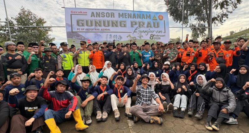 Ratusan kader GP Ansor, Banser, relawan, dan unsur terkait berfoto bersama usai kegiatan Gerakan Ansor Menanam di Lereng Gunung Prau, Desa Purwosari, Kecamatan Sukorejo, Kabupaten Kendal, Minggu (8/2/2026). (Istimewa/Wawasannews)